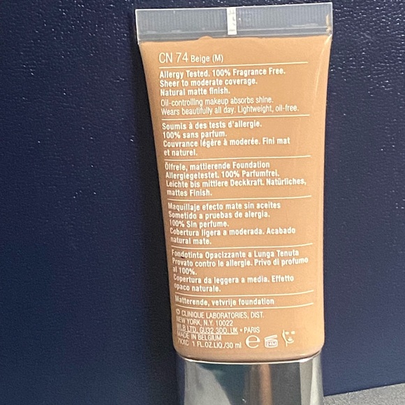 Clinique Stay Matte Foundation - Picture 3 of 4